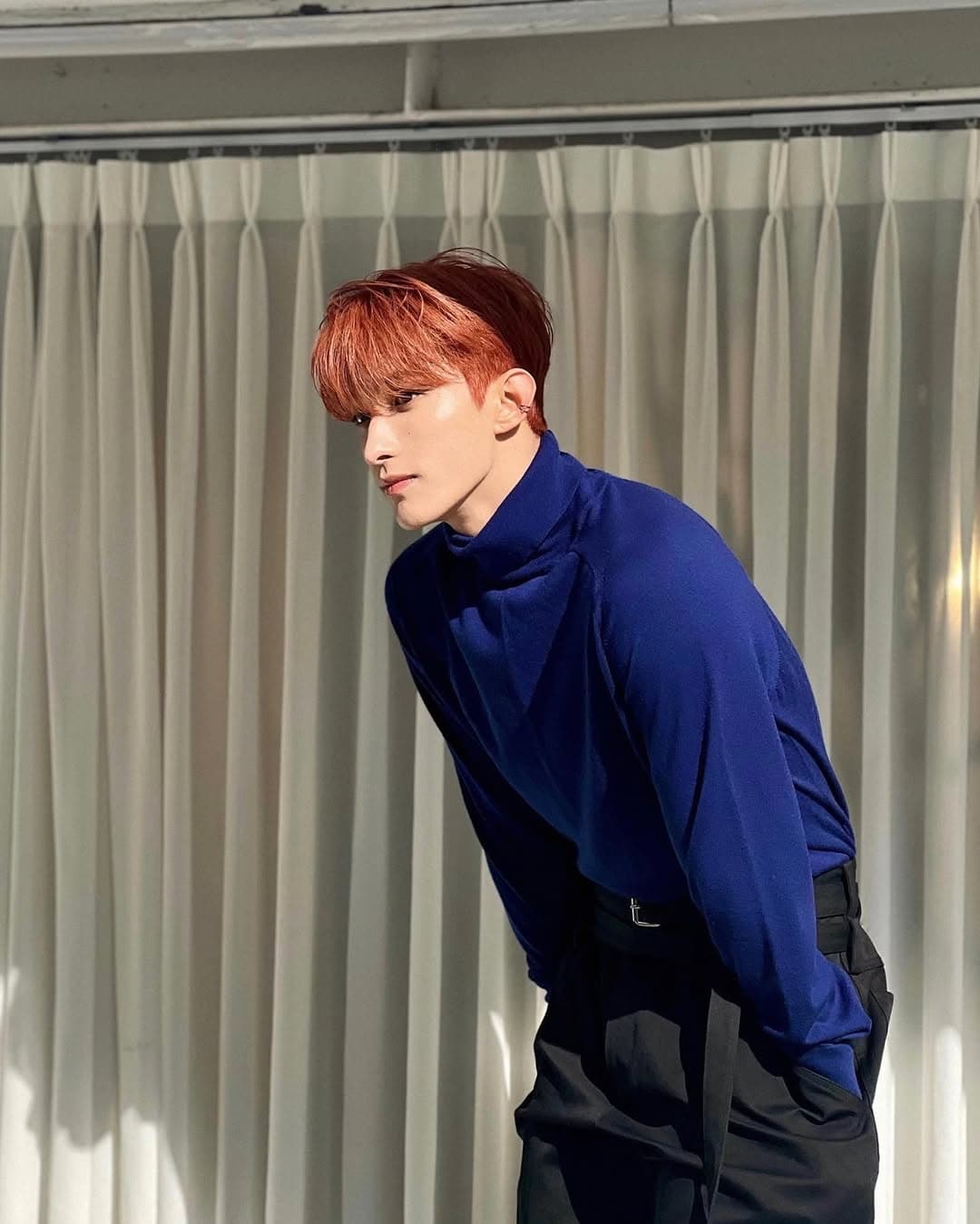 Elle behind

-230223