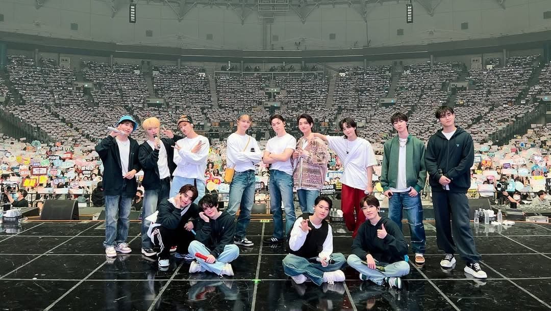 사랑하는 울 멤버들 그리고 우리 세븐틴에게 제일 소중한 캐럿들♥️3일 동안 정말 행복하게 해주셔서 다시 한번 감사드립니다. 너무 값진 시간들 소중히 마음속에 간직하면서 앞으로도 여러분들을 위해서 노래하고 춤추고 무대하는 가수로 평생 살아가고싶어요 저희를 사랑해 주셔서 진심으로 감사드리고 ㅎㅎ 앞으로도 캐럿들을 위해 달려나가는 도겸이 그리고 세븐틴이 되겠습니다! 사랑하고 정말 좋아해요♥️

-230313